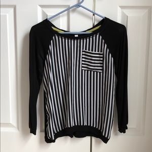 Black and white 3/4 sleeve shirt